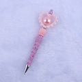 Dettaglio della penna fai-da-te in silicone con perle rosa e design con scritta LOVE - Cuore Grande Rosa