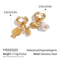Detalle de pendientes de acero inoxidable de temática marina con colgantes de concha y raspas - Estilo de Colgante de Perla de Vida Marina (YYE025325)