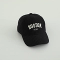 Gros plan de la broderie Boston sur casquette de baseball en velours côtelé noir texturé - 50-52cm (2-5 Ans) / Boston-Noir