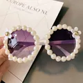 Occhiali da sole tondi bimba con perle bianche, margherite e lenti viola - N. 2/Montatura Bianca (Perla Margherita)