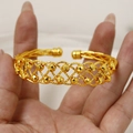 24 karaat vergulde open armband met holle meshstructuur en gefacetteerde kralen - Goud
