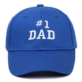 Nahaufnahme einer marineblauen Baumwoll-Basecap mit weißem #1 DAD Stickerei-Detail - Blau