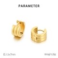 Makroaufnahme goldener Creolen mit Rippendesign, zeigt Maße von 13x7mm und 6g Gewicht - Dreifach Gerippter Goldener Stil (KE111295-K)