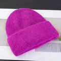 Detalle macro del gorro de punto de pelo de conejo púrpura vibrante con textura suave - Púrpura frambuesa