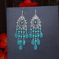 Dettaglio ravvicinato di orecchini bohémien con nappe, perle blu e montatura in argento - Stile a Goccia d'Acqua con Frange (E6237-2) / Blu