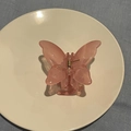 Detalle de una pinza para el cabello de mariposa rosa cereza translúcida con resorte de metal - Rosa Rojo Gelatina
