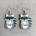 Pendientes de madera de mapache hechos a mano con lindos motivos de animales del bosque - Mapache