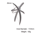 Detailweergave van zilveren libelring met afmetingen 45mm en binnendiameter van 17,4mm - Kruislings Geometrische Stijl / Staalkleur