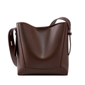 Borsa a secchiello in pelle martellata marrone scuro con tracolla larga regolabile - Caffè