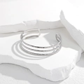Dettaglio del bracciale aperto a tre strati in acciaio inossidabile argento su pietre - Color Acciaio