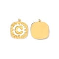 Detailweergave van beide zijden van een gouden vierkante hanger met letter C en parelrand - Letter C