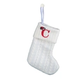 Witte gebreide kerstsok met een rood geborduurde letter C en een kleine kerstmuts erop - Wit-Letter C