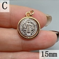 Vue macro du pendentif Saint Benoît rotatif de 15mm avec finitions or et argent - Style C-15mm / 15mm Diamètre