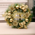 Luxuriöser Weihnachtskranz mit goldenen Blumen und Merry Christmas Schild auf Kaminhintergrund - 40cm Gold