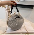 Sac coquille effet marbre gris avec cadre doré et bandoulière en acrylique noir - Gris