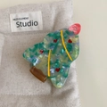 Christmas tree acetate hair claw clip with colorful marble pattern and heart details - Christmas Tree