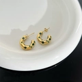 Irregular C-shaped gold-plated titanium earrings with emerald green zircon stones - Gold Green Zircon (DEK668)