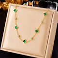 Elegante goldene Halskette mit smaragdgrünen Steinen und Zirkonia in einer Geschenkbox - Gold Halskette