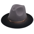 Λεπτομέρεια γκρι κορώνας fedora με μαύρο γείσο και καφέ δερμάτινο λουράκι με αγκράφα - Ένα μέγεθος(56-58cm) / Γκρι + Μαύρο