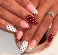 Dettaglio di unghie a mandorla lunghe con design francese a pois rossi e bianchi - Pois Francesi (AW503)