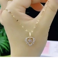 Collar de corazón dorado con alas de ángel y colgante de cristal en cadena fina - Blanco Brillante / Cadena de Oro