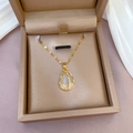 Gouden tulp ketting met kattenoogsteen en zirkonia in een beige geschenkverpakking - Tulpenhanger (E112)