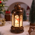 Detalle de un farol navideño de bronce con luz LED cálida y una figurita de muñeco de nieve - Muñeco de nieve con escoba