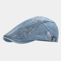 Dettaglio di un berretto piatto in denim azzurro con strappi e fibbia posteriore in metallo - Azzurro