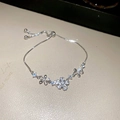 Détail macro du bracelet fleuri en argent avec zircons brillants et fermoir réglable - Style Fleur Argent