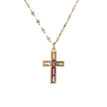 Dettaglio del ciondolo a croce con gemme rettangolari colorate su collana dorata - Croce di Pietre Preziose Baguette Colorate (CN001566YS)