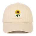 Dettaglio del ricamo a girasole su cappellino in cotone beige con occhielli traspiranti - Beige