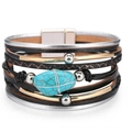 Dettaglio di bracciale multistrato in pelle con chiusura magnetica, perline turchesi e ciondoli - Bracciale Multistrato Turchese Nero