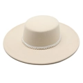 Détail du chapeau de paille en laine beige avec décorations en perles et bordure en dentelle - M (56-58cm) / Beige