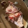 Gedetailleerd beeld van een roze bikini met reliëfstof en zeesterren decoratie - S / Roze