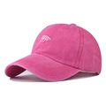 Détail du tissu en coton rose délavé et broderie d'as de poker sur la casquette de baseball - Réglable / Poker Ace Rose Rouge