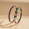Dettaglio macro degli orecchini a cerchio di lusso con zirconi colorati a taglio rettangolo - Argento (Perno per orecchini in argento sterling 925)