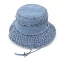 Detail eines hellblauen Denim-Fischerhuts mit mehrreihigen Krempennähten und verstellbarer Kordel - 59cm / Mittelblau