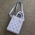 Lila paarse siliconen crossbodytas met cirkelvormige uitsparingen en blauwe band - Lichtblauw