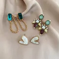 Set di tre paia di orecchini con gemme verdi e cuori di marmo su seta champagne - Set Misto Vintage da 3 Paia (Oro/Verde/Giallo)