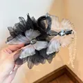 Pince à cheveux avec fleurs en dentelle noire, papillons irisés et chaîne de perles - Pince à cheveux noire