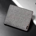 Portafoglio bifold da uomo grigio in denim con dettaglio in metallo e bordo marrone - grigio scuro