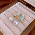 Elegantes pendientes de mariposa con perlas blancas y esmalte verde en joyero de madera - Estilo de poste de pendiente de plata / Pendientes colgantes de perlas y mariposas azules