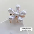 Mini fermaglio per capelli a fiore di perle con base in metallo dorato da donna - Bianco perla