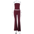 Dettaglio del set bordeaux con top a fascia e pantaloni a zampa a vita alta - XS / Borgogna