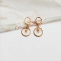 Portachiavi dorati con chiusura a moschettone e anelli girevoli su sfondo beige - Chiusura a Forma di 8 Set di 3 Pezzi / Oro KC