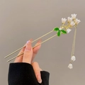Épingle à cheveux en U avec muguet, perles blanches et glands dorés - Muguet Épingle à Cheveux à Deux Brins (14)