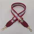 Détail de la bandoulière tissée rouge et argent avec boucles dorées réglables - Bordeaux