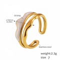 Dettaglio dell'anello ondulato in acciaio inossidabile dorato con finitura a goccia d'olio bianca - US 7 / Smalto Bianco Oro