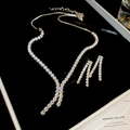 Dettaglio del set collana e orecchini con nappe in zircone nella confezione regalo - Set da 2 Pezzi Orecchini a Bottone e Collana in Zircone