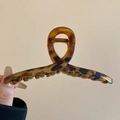 Dettaglio della pinza per capelli leopardata con denti incrociati e trama ambra - Pinza a Barra (7# Marrone)